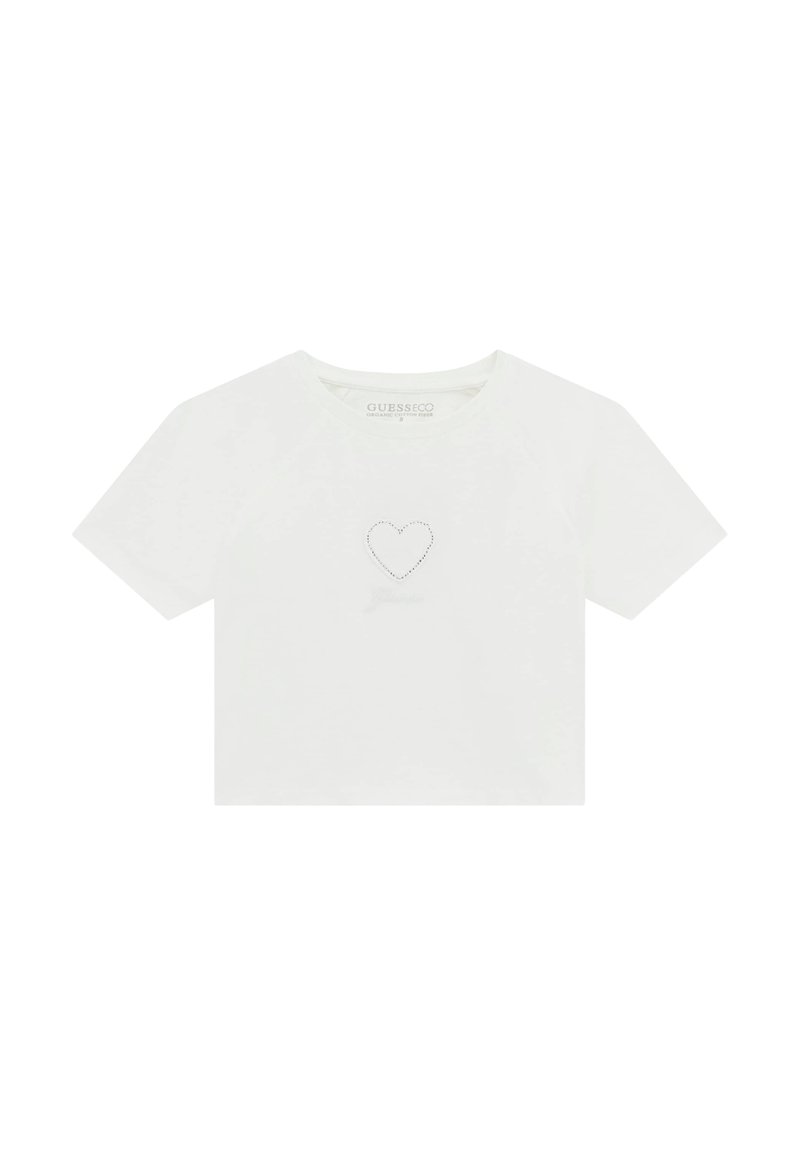 Camiseta blanca cortada con mangas raglán cortas, con un diseño de corazón de strass en el centro y una sutil etiqueta de la marca en el escote.