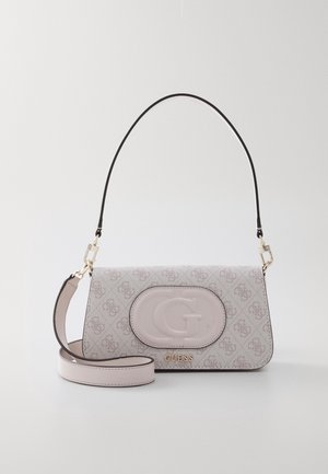 Sac à épaule Guess rose clair avec motif logo intégral, grand "G" embossé sur le devant et deux bretelles amovibles, une fine et une large.
