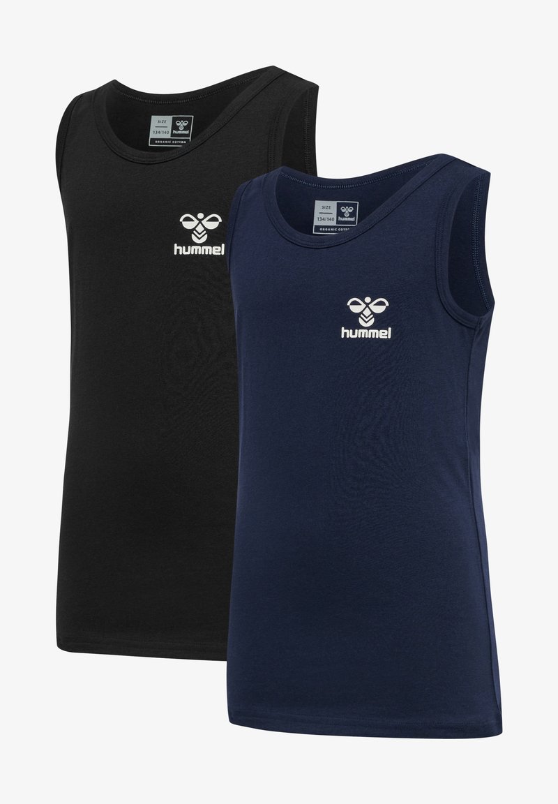 Twee mouwloze katoenen tanktops: één in zwart en één in marineblauw. Elke top heeft een ronde hals en een klein wit logo op de borst.