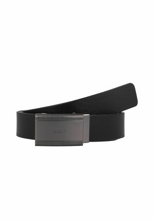 Ceinture en cuir noir avec une boucle rectangulaire en argent mat présentant une texture nervurée et un logo embossé, un design de sangle plate et une finition lisse.