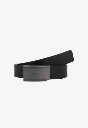 Cintura in pelle nera con fibbia rettangolare in tonalità argento, caratterizzata da una texture a righe e logo impresso, design a striscia piatta e finitura liscia.
