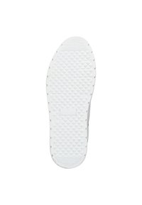 Witte rubberen schoenzool met een gestructureerd diamantpatroon, voorzien van een gladde rand en een rechthoekige patch in het midden.