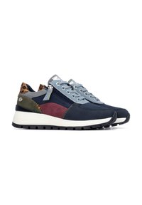 Zapatillas multicolores que presentan paneles en tono marino, burdeos y verde oliva, acentos texturizados, herrajes plateados y una suela de goma gruesa.