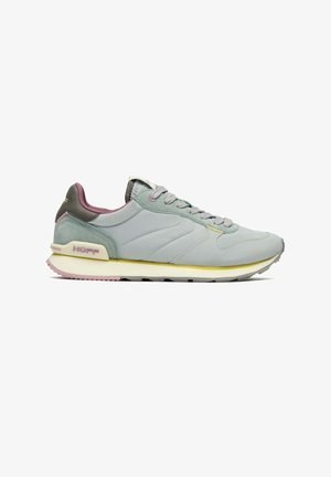 Zapatilla deportiva gris claro y verde con cierre de cordones en la parte delantera, interior rosa y suela blanca con detalles en rosa y gris, con la marca "HOFF" en el lateral.