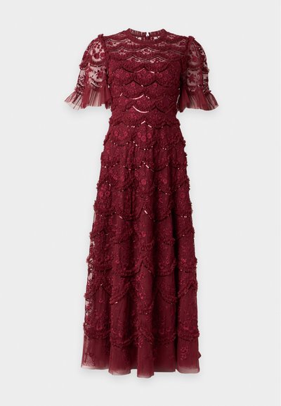 Robe midi en dentelle florale bordeaux avec des volants festonnés, manches courtes bouffantes, empiècement transparent et ornements pailletés.