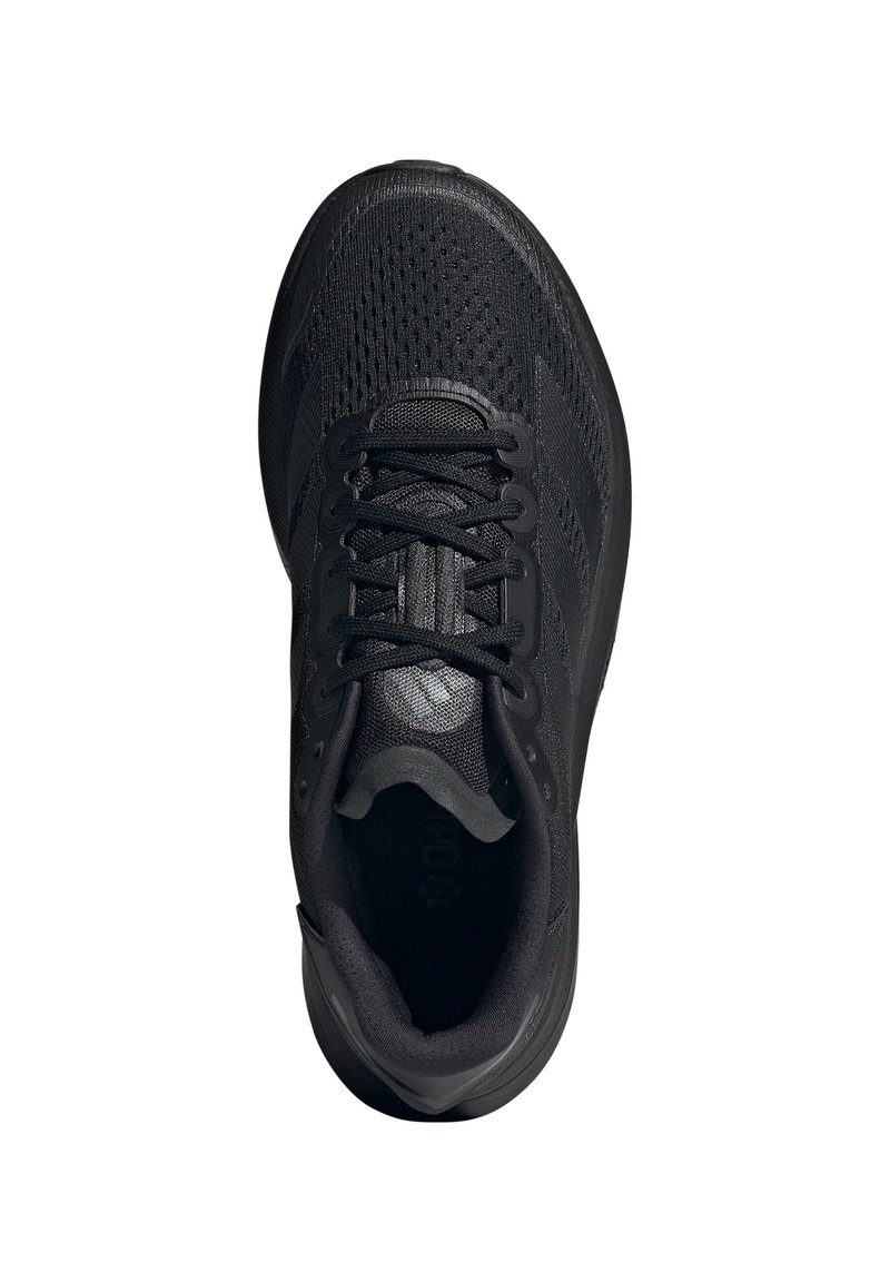 Scarpa sportiva nera con tomaia in mesh traspirante, suola flessibile e sistema di allacciatura, con dettagli testurizzati e colletto imbottito.