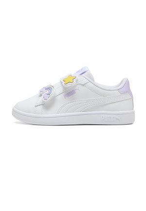 Białe sneakersy Puma z fioletowymi akcentami, z rzepami ozdobionymi żółtą gwiazdką i zawieszką w kształcie tęczy.