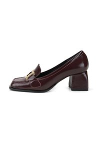 Bordeaux patenten leren pump met een vierkante neus, lage blokhak en een decoratieve gouden gesp op de wreef; glad, glanzend oppervlak.
