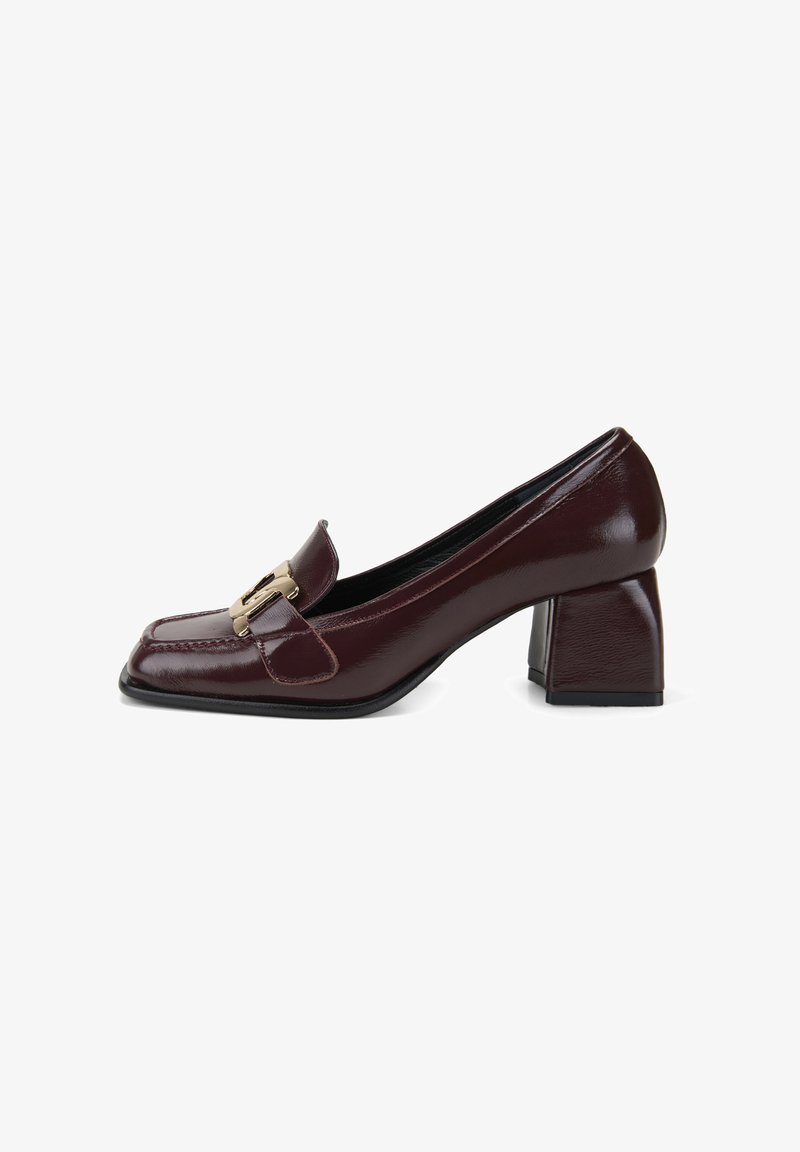 Bordeaux patenten leren pump met een vierkante neus, lage blokhak en een decoratieve gouden gesp op de wreef; glad, glanzend oppervlak.