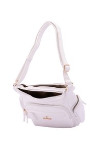 Borsa a spalla in pelle bianca con superficie testurizzata, doppia cerniera, hardware in ottone dorato e tracolla regolabile. Interno con più scomparti.