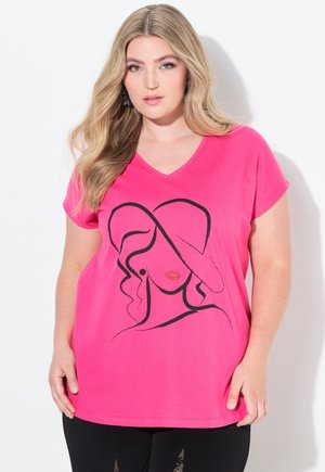 T-shirt rose vif à manches courtes et décolleté en V, avec une illustration artistique noire d'une femme et une empreinte de lèvres rouges.
