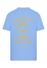 Helles blaues Baumwoll-T-Shirt mit gelben Grafiken eines Cartoon-Kaffeetassencharakters und dem Text "Mehr Espresso, weniger Depresso" auf der Rückseite.