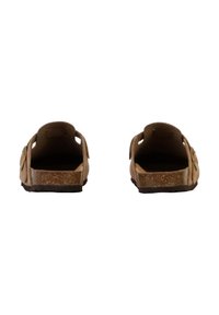 Sandales à enfiler marron avec un pied en liège, forme arrondie, sangle réglable et semelle texturée à motifs.