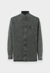 Camisa de botões em ganga cinzenta escura, com gola, mangas compridas e um bolso no peito. Tecido texturizado com um aspeto ligeiramente gasto.