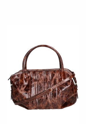 Borsa a mano in pelle marrone con finitura lucida, dotata di due manici e di una tracolla rimovibile. Include dettagli plissettati e hardware dorato.