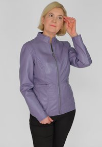 Ljuslila läderjacka med slim fit, hög krage och framdragkedja. Har sömdetaljer och vinklade sidofickor.