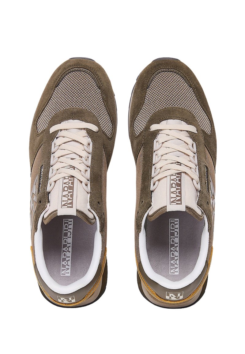 Schoenen met een combinatie van olijfgroen suede en mesh, crèmekleurige veters en een bruine accenten op de hak met een merklogo.