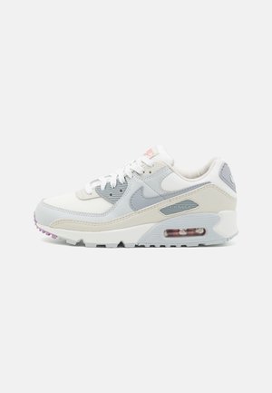 Biało-szare buty Nike Air Max z widoczną poduszką powietrzną, cholewką z siateczki i skóry oraz sznurowaniem na jednolitym tle.
