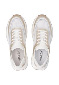 Weiße Sneakers mit einem strukturierten Mesh-Obermaterial und beigen Akzenten. Verfügt über eine dicke Sohle, runde Schnürsenkel und ein Logo auf der Innensohle.