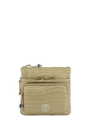 Borsa beige multi-tasche con motivo del marchio in rilievo, due scomparti con zip e accento del logo rotondo. Texture morbida, forma rettangolare compatta.
