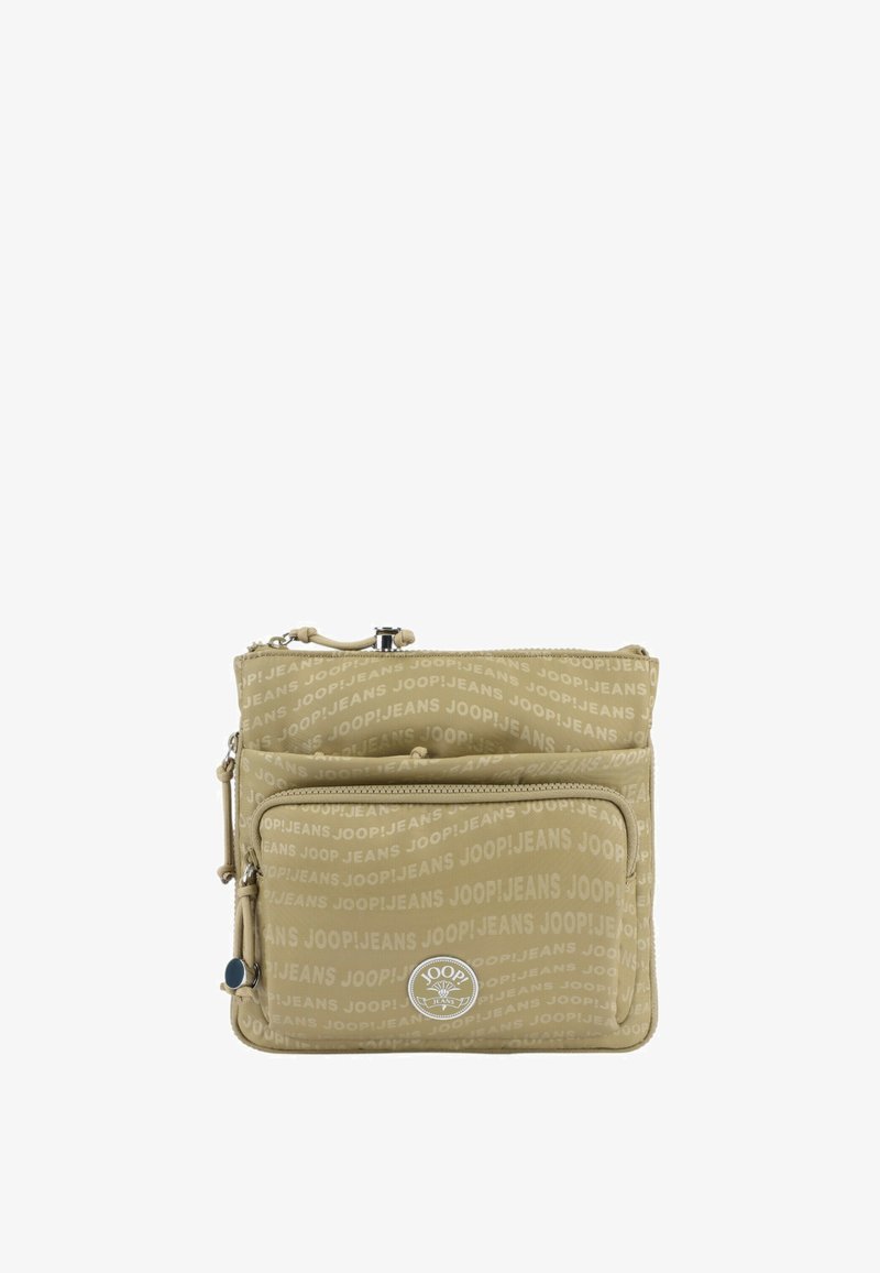 Beige monitoitettu useiden taskujen laukku, jossa on kohotettu brändinimi-kuvio, kaksi vetoketjullista osaa ja pyöreä logo-yksityiskohta. Pehmeä rakenne, kompakti suorakulmainen muoto.