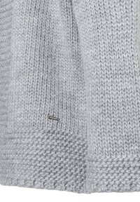 Grauer Strickpullover mit einem strukturierten Design, das aus einem gerippten und glatten Muster besteht. Enthält ein kleines metallisches Markenetikett am Saum.