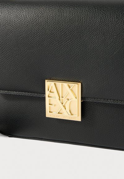 Черен текстуриран кожен клъч с златен правоъгълен логотип с надпис "ARMANI EXCHANGE" и геометричен дизайн.