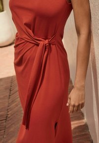 Next REGULAR FIT - ONE SHOULDER  - Haljina od žerseja - rust brown