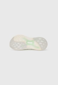adidas Performance ULTRABOOST 5 - Løbesko til landevejen - white/semi green spark/grey one