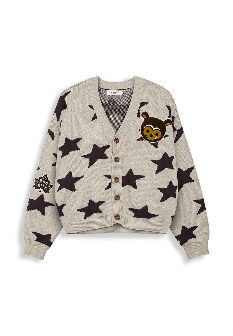 Cardigan grigio a maglia con motivi a stelle scure, scollo rotondo, cinque bottoni marroni e una toppa a forma di orso sul fronte.