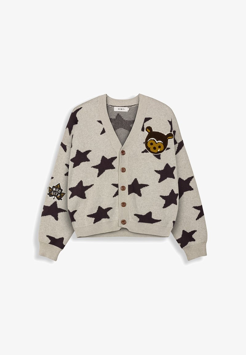 Cardigan grigio a maglia con motivi a stelle scure, scollo rotondo, cinque bottoni marroni e una toppa a forma di orso sul fronte.