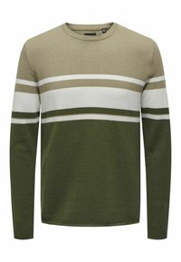 Olijfgroen en beige gestreepte trui met lange mouwen, een ronde halslijn en een structuur breipatroon. Horizontale strepen in verschillende breedtes.