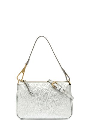 Sac à main en cuir texturé argenté avec des ferrures dorées, une bandoulière réglable et une fermeture éclair, marqué Gianni Chiarini Firenze à l'avant.