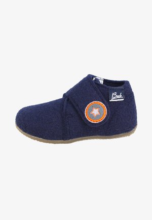 Navyblaue Filzslipper mit einem Klettverschluss, Gummisohle und einem kreisförmigen orange-grauen Sternpatch. Weiche Textur und geschlossenes Design.