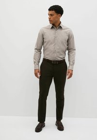 Next TEXTURED TRIMMED - Vapaa-ajan kauluspaita - neutral brown