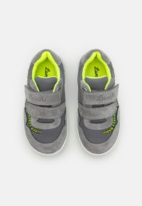 Γκρι αθλητικά παπούτσια με σχέδιο από πλέγμα και σουέτ, που διαθέτουν νεον πράσινες λεπτομέρειες, βέλκρο και ένα σχέδιο από καρτούν φίδι στο πλάι.