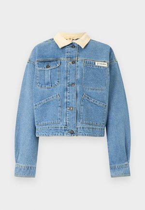 Lyseblå denimjakke med kremfarget krage, fem knapper foran, to øvre brystlommer og to nedre lommer foran, Columbia-merkelapp på brystet.
