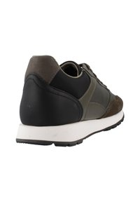 Sneaker da uomo con un upper in texture nero e verde oliva, realizzato in materiali scamosciati e sintetici, e una suola in gomma bianca con trazione.
