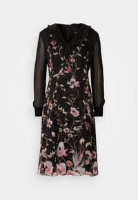 Schwarzes Blumenkleid mit Rüschenausschnitt in V-Form, langen transparenten Ärmeln und einem schwingenden Saum. Verziehrt mit rosa und weißen Blumenmustern sowie grünen Akzenten.