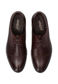 Braune Leder-Dressschuhe mit glatter Oberfläche, runder Zehenform und Schnürdesign, versehen mit dezenten Nähdetails und einer strukturierten Innensohle.