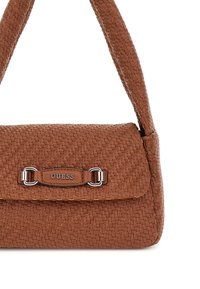 Borsa a tracolla intrecciata marrone con chiusura a patta, hardware argentato e dettaglio logo frontale. La superficie testurizzata è accentuata da una tracolla intrecciata.