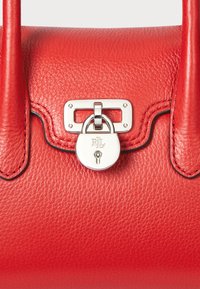 Borsa a mano in pelle rossa con finitura testa di moro. Presenta una chiusura a lucchetto argentato e dettagli hardware rettangolari. Forma liscia e strutturata con due manici.