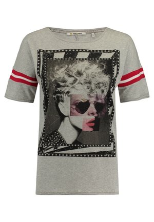 Camiseta gris de manga corta con rayas rojas en las mangas y un gráfico en blanco y negro de una persona que lleva gafas de sol en forma de corazón.