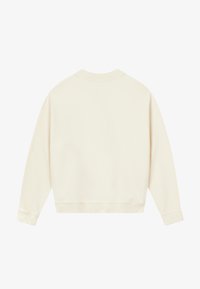 Kremowy długosłowy sweter z ribbowanymi mankietami, dołem i dekoltem, prezentowany z tyłu na jednolitym białym tle.