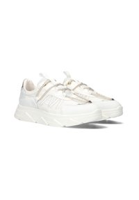 Weiße Sneakers mit strukturierten Einsätzen, silbernen Akzenten und einer robusten Sohle. Verfügt über elastische Schnürsenkel und Zuglaschen für ein einfaches Anziehen.