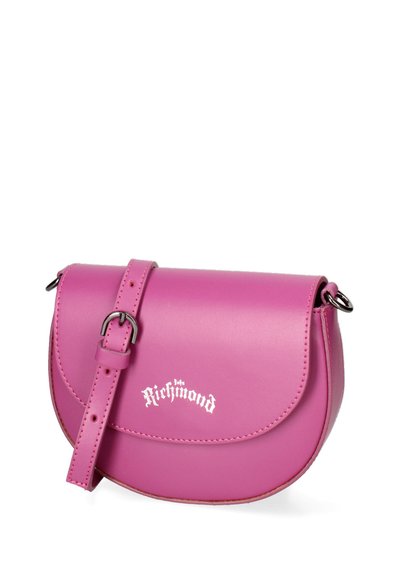 Borsa a tracolla in pelle rosa con patta curva, tracolla regolabile e dettaglio logo bianco. Texture liscia con accessori in metallo.