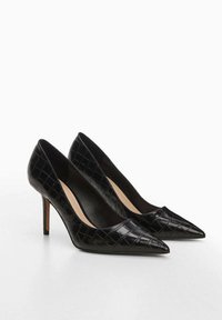 Escarpins noirs à bout pointu avec une texture crocodile, finition brillante, et un talon mince de hauteur intermédiaire. Intérieur lisse avec des détails légers.