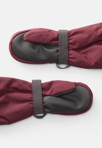 Bordeauxfarvede vanter med en struktureret sort greb på håndfladerne, elastiske manchetter og en lille løkke til ophængning. Blødt stof og polstret design.