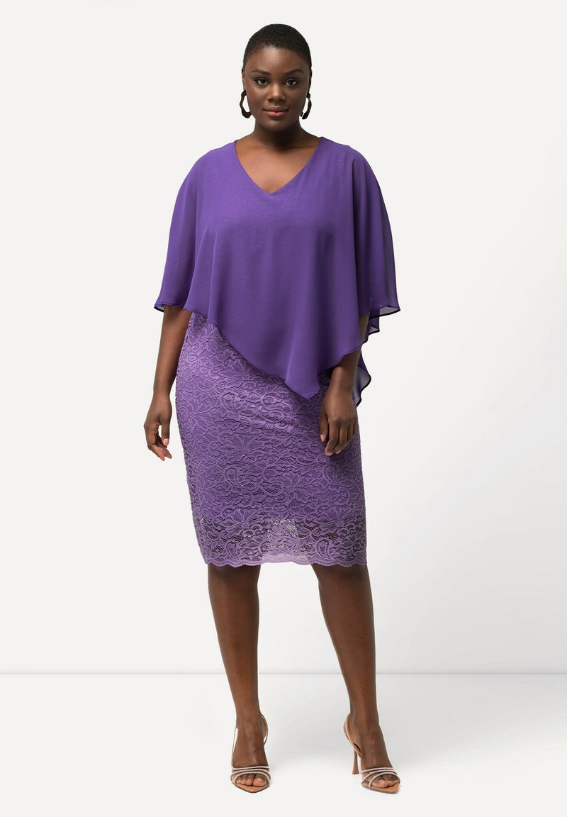 Haut en chiffon violet avec un superposé en V, associé à une jupe en dentelle ajustée d'une teinte de violet plus claire, avec un ourlet festonné.