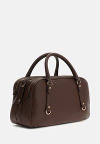 Dunkelbraune, strukturierte Lederhandtasche mit doppelten Griffen, zwei Reißverschlussfächern und goldfarbenen Metallbeschlägen vor weißem Hintergrund.